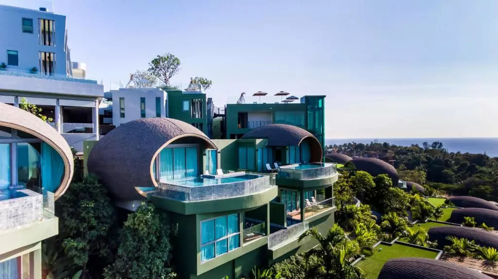 کرست ریزورت و پول ویلاز