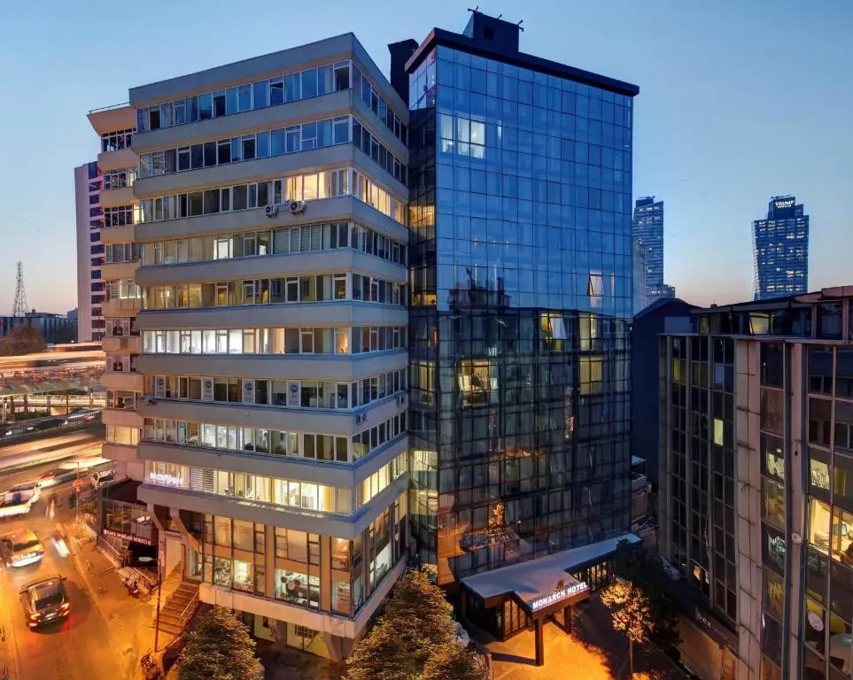 وایت مونارچ هتل